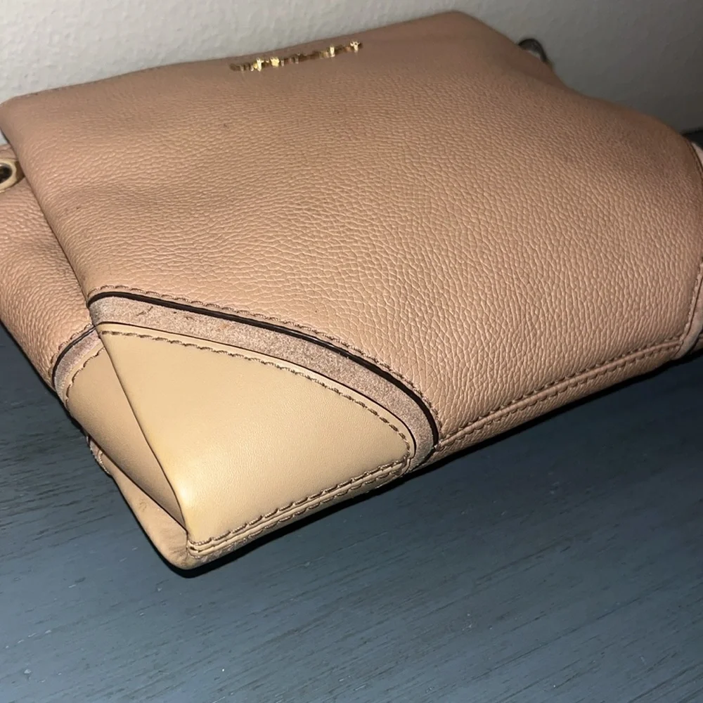 Michael Kors Nicole Triple Compartment Crossbody Bag, Beige Leather Gold Har EUC